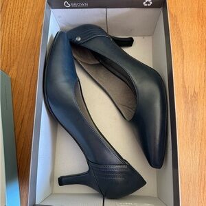 W9.5 Navy heels New in box